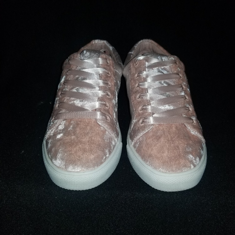 Tennis shoes